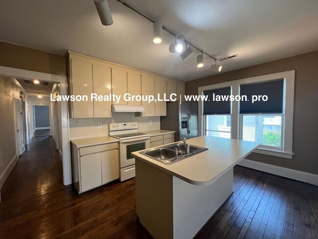 Building Photo - 928 2nd St SW