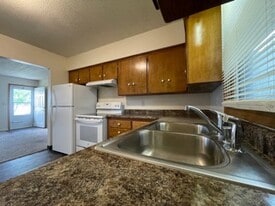 Building Photo - 2212 Chanticleer St