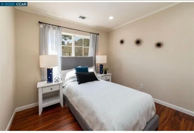 Building Photo - Two Bedroom/Two Bathroom Condo Available i...