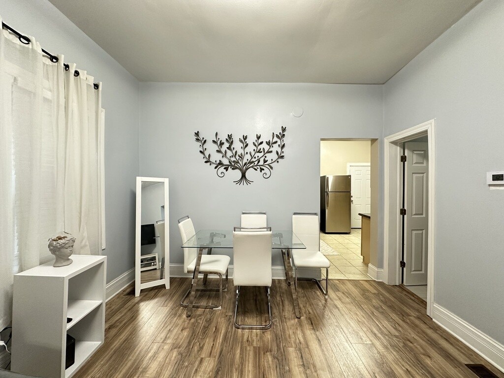 Building Photo - 716 N Elizabeth St