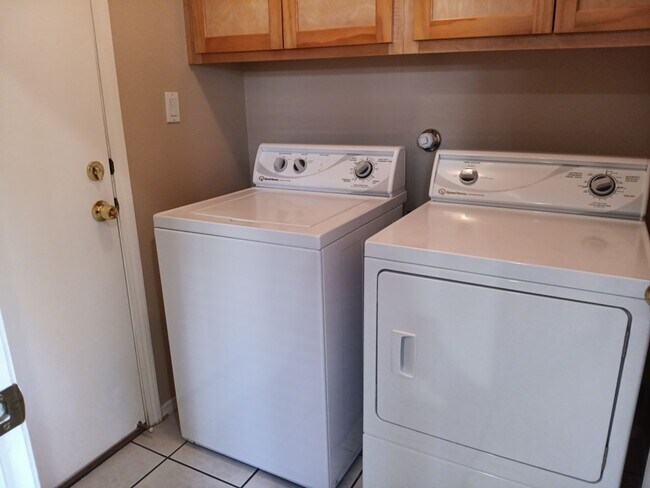 Building Photo - 3 Bedroom, 2 Bathroom Home! Schedule a Showing!