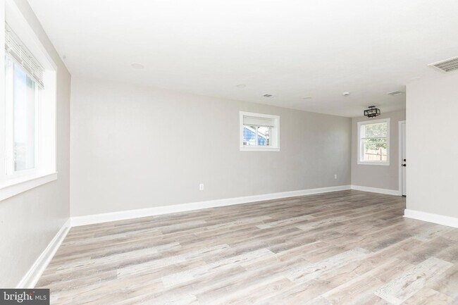 Building Photo - 719 Cotter Rd