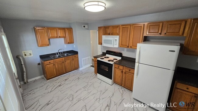 Building Photo - 3 bed 1 bath in Northbook on corner of Lor...