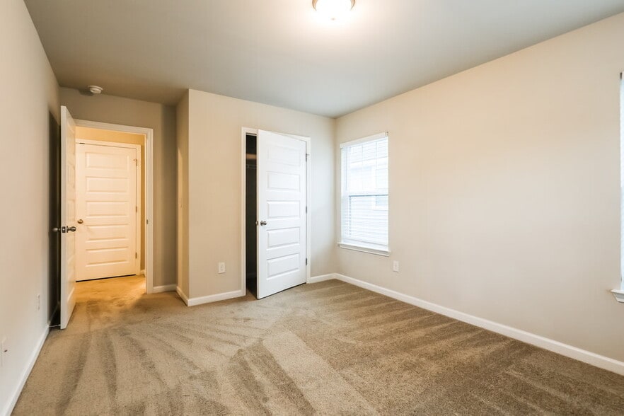 Building Photo - 4 Elm St