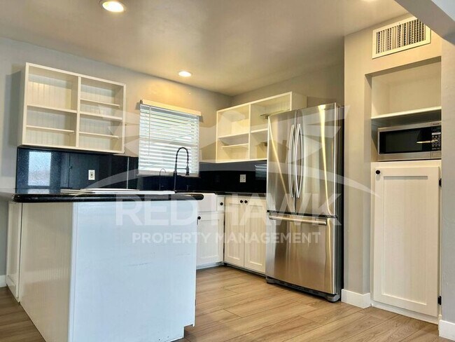 Building Photo - 909 W 17th Pl