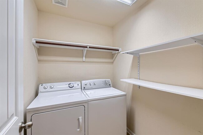 Building Photo - 547 Stone View Trail