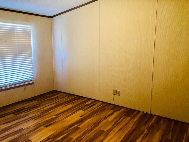 Building Photo - MOVE-IN READY! NO HUD OR SECTION 8