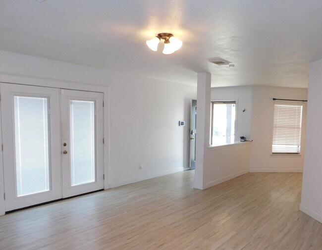 Building Photo - Creekside