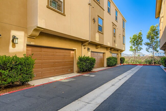 Building Photo - Stylish Three-Story Townhome with Private Courtyard & Pool Access