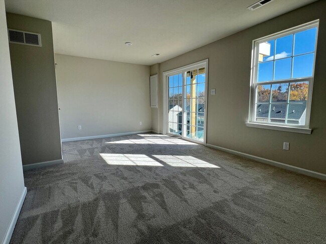 Building Photo - 67 Hewstone Ct