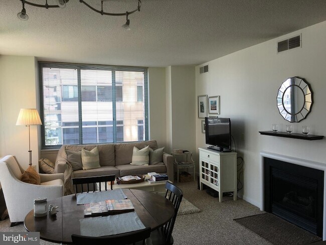 Building Photo - 851 N Glebe Rd