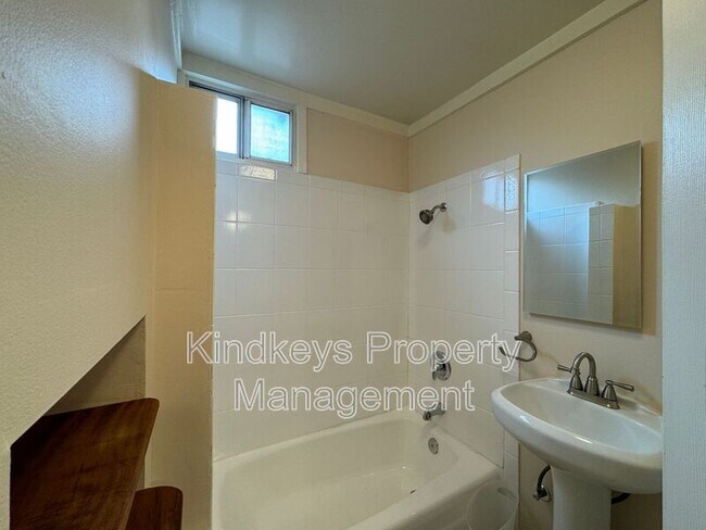 Building Photo - 5042 Muir Ave