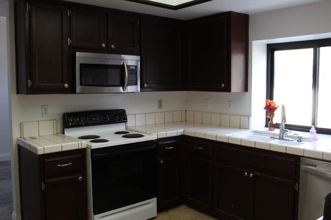 Building Photo - Southwest Bakersfield Home for Rent July