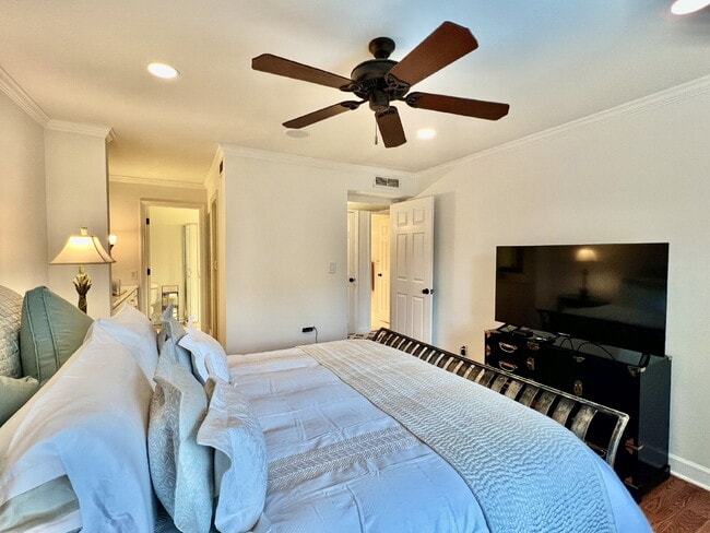 Building Photo - FULLY FURNISHED LUXURY CONDO!