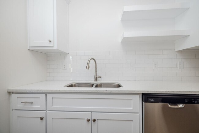 Building Photo - 402 Manly Way