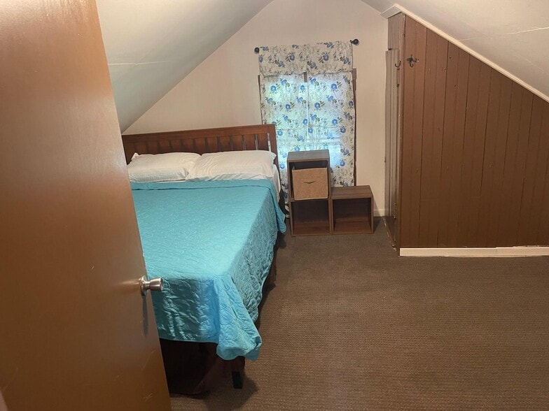 Second bedroom enclosed - 350 Hilltown Rd