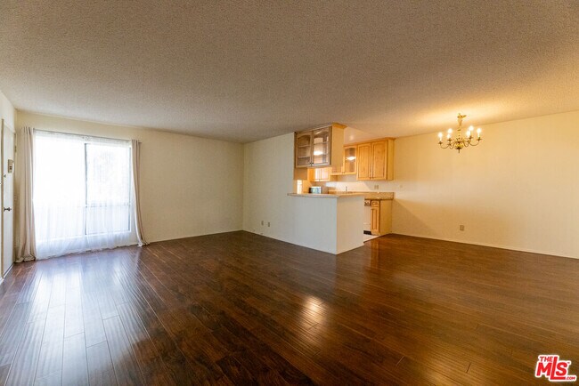 Building Photo - 5330 Zelzah Ave