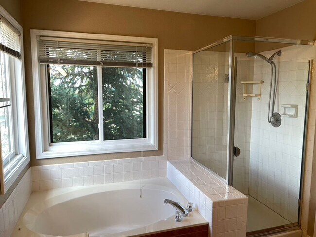 Building Photo - Spectacularly HUGE 6BD Home with Panoramic...