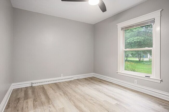 Building Photo - Fully Renovated 3 bed 2 bath home - Ask about our security deposit alternative!