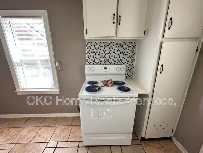 Building Photo - 4913 N Willow Ave