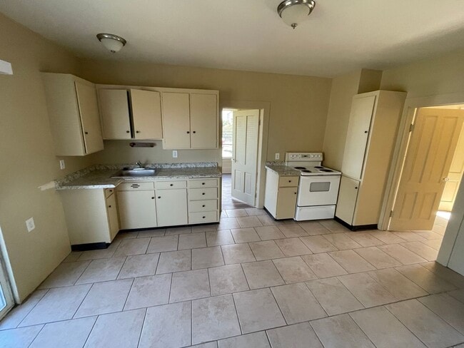 Building Photo - 3050 Grand Ave