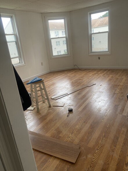 Living room - 8 E Kendall St