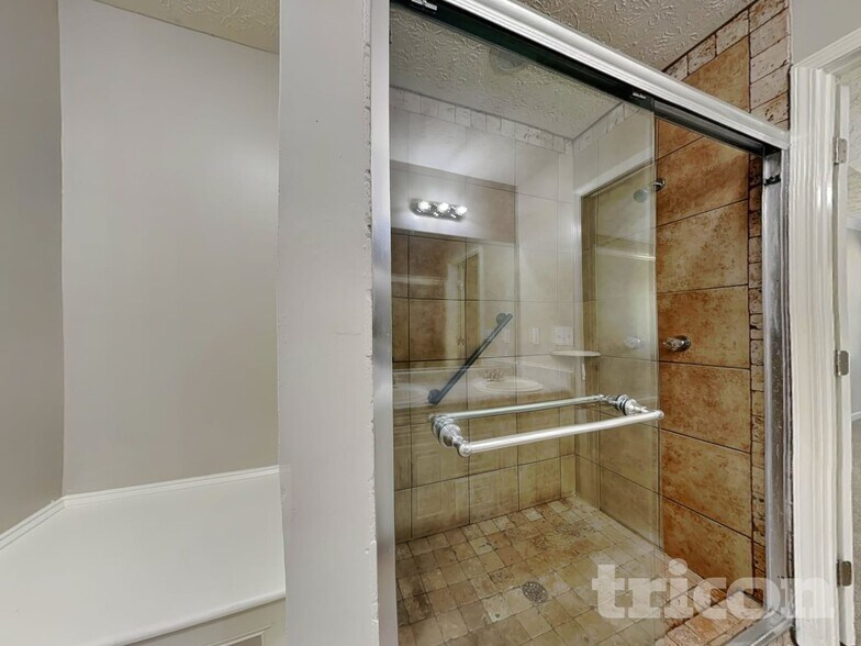 Building Photo - 714 Manor Ridge Dr