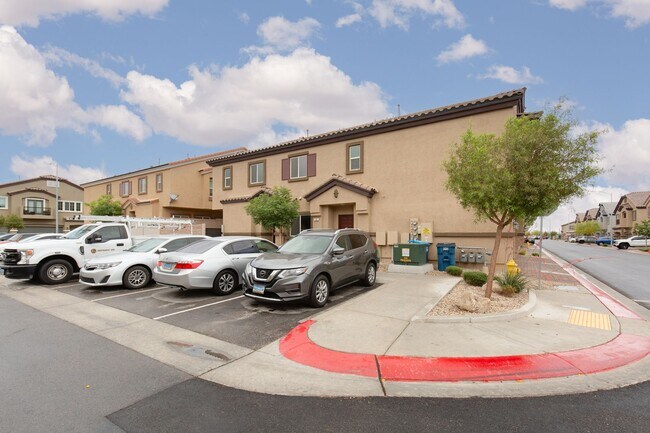 Building Photo - Newer three bedroom unit in gated communit...