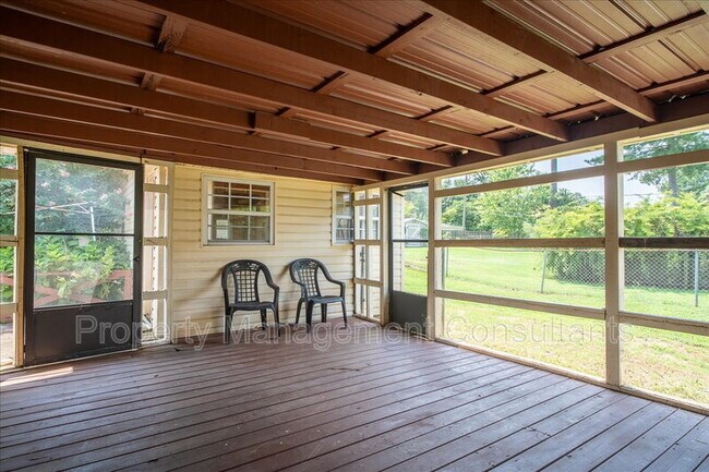 Building Photo - 2524 Chickasaw Dr