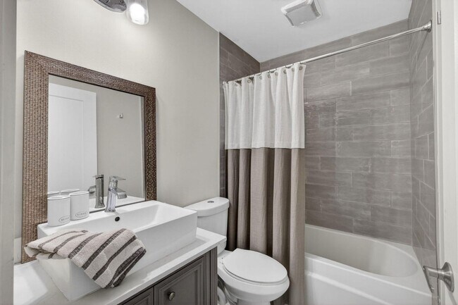 Building Photo - 2320 Treasure Isle Dr