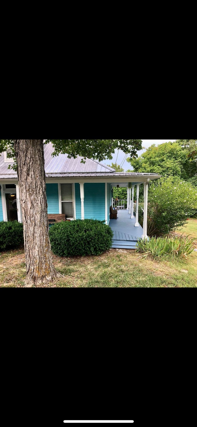 Building Photo - 318 Maple St