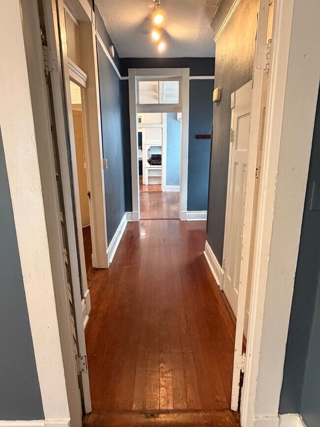 Building Photo - 2BD/1BA unit w/ big front porch, off street parking, and w/d!