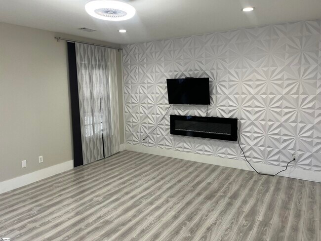 Building Photo - 154 S Lake Emory Dr