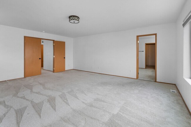 Building Photo - Spacious 5-Bedroom Home in Prime Yelm Loca...