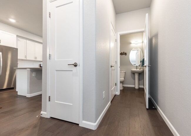 Building Photo - Urbanite Living near Downtown 3 Bed End Unit Townhouse