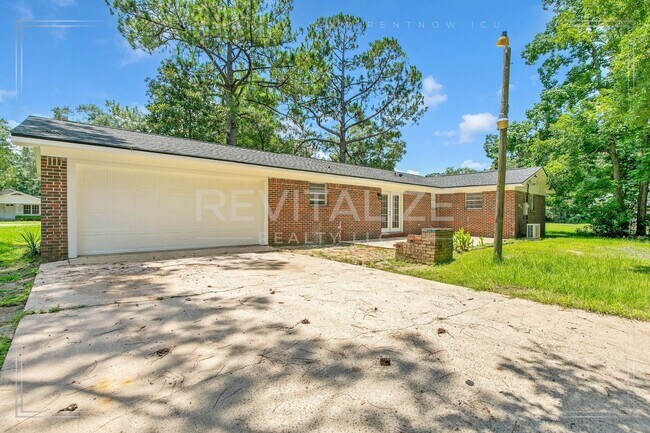 Building Photo - Stunning 4 BD / 2 BA in Bay Minette **Plus...