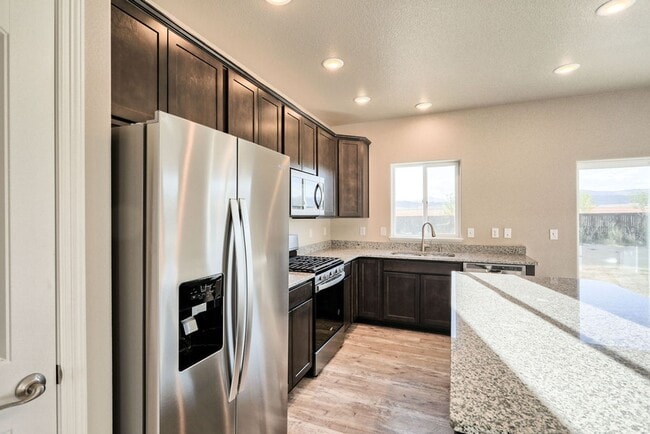 Building Photo - 3 Bedroom 2 1/2 Bath in Northwest Loveland