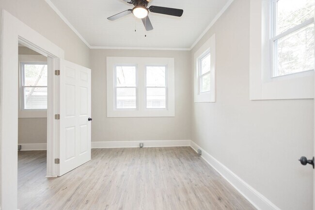 Building Photo - 725 W Poplar St