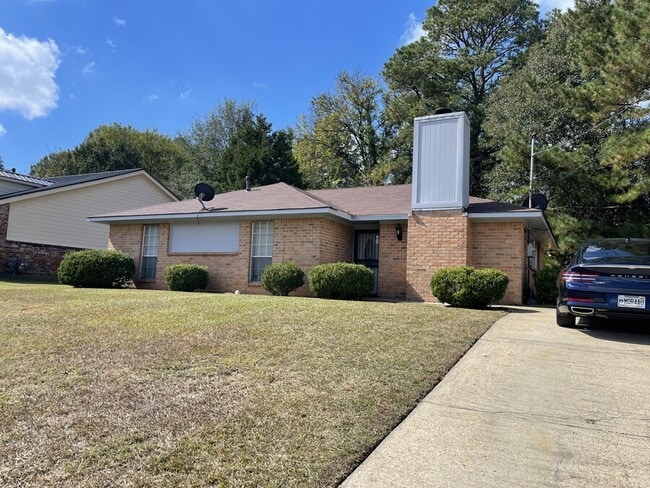 Building Photo - 2636 Westwood Dr