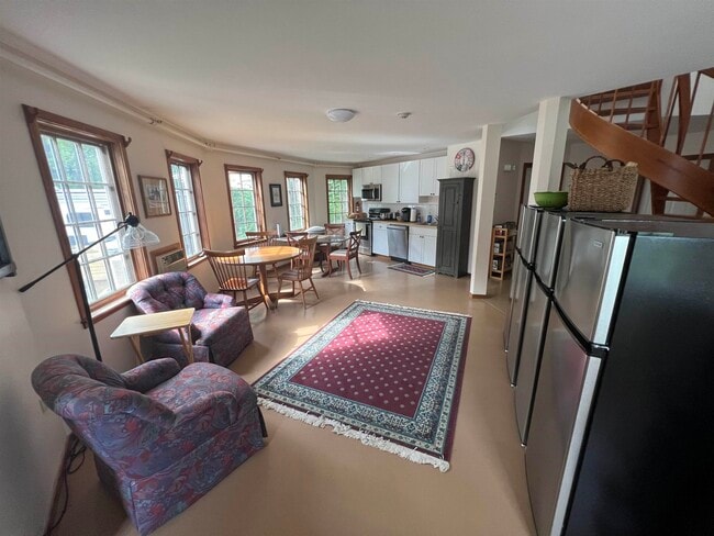 Building Photo - 651 River Rd