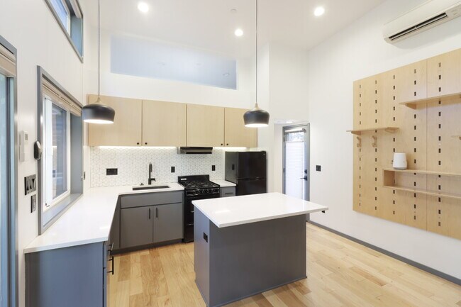 Building Photo - Unique Tiny Home in Hiatus neighborhood cl...