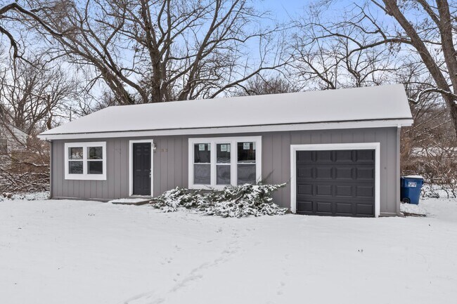 Building Photo - 2 Bedroom Home with Spacious Fenced In Yard!  1st Month's Rent is Free!*