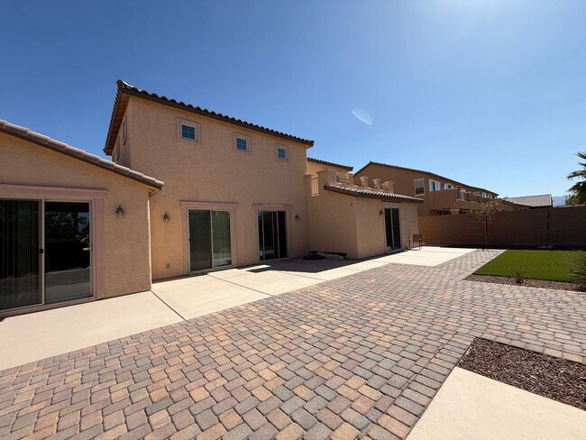 Building Photo - 4/BD 3.5/BA Spacious Home in Gated Communi...