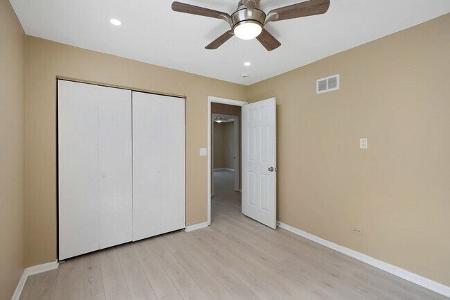 Building Photo - 1356 Larchmont Dr