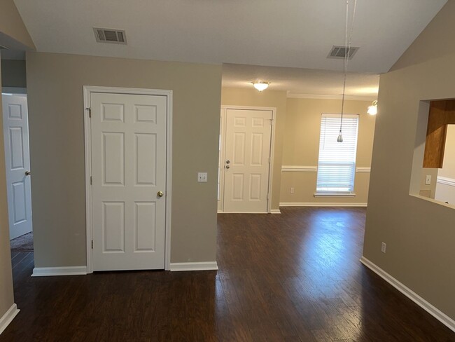 Building Photo - MOVE IN SPECIAL! 1/2 off first month's ren...