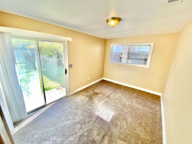 Building Photo - Adorable Home in Mid-town Sacramento!