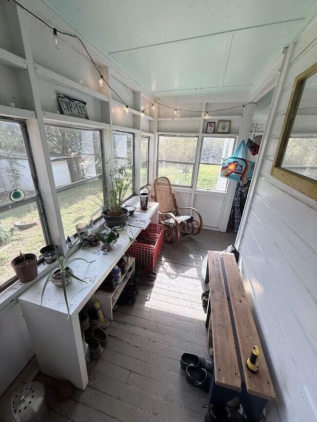 Building Photo - Two Bedroom Normaltown Home