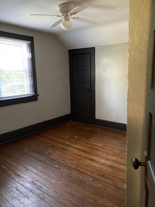 Building Photo - 3 bedroom with a bonus room! Nice enclosed sun porch!