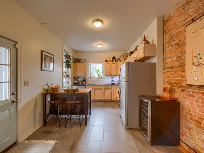 Building Photo - 207 Calder St