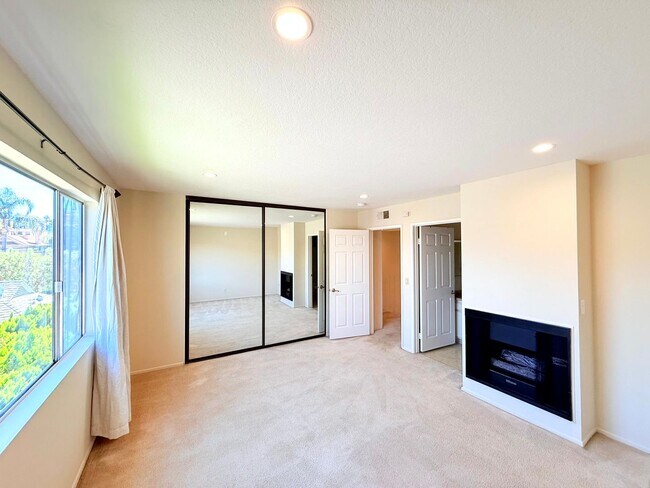 Building Photo - 12251 Moorpark St